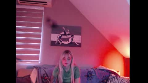 A girl online show from November 8, 8:25 am