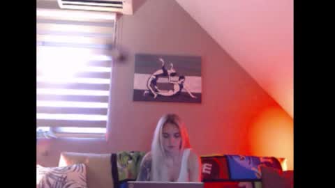 A girl online show from November 27, 8:05 am