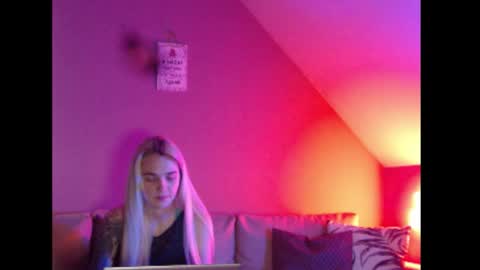 Snapshot of dreamcatcherfantasy chatting on February 11, 8:19 am A girl online show from February 11, 8:19 am