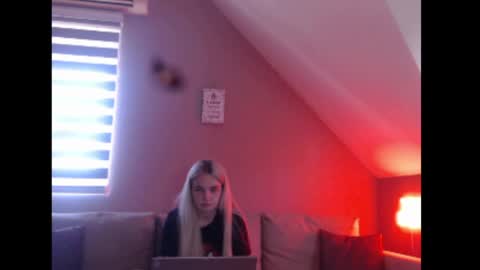 A girl online show from May 14, 7:48 am