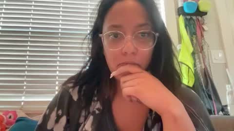 RIRI OR DREAMY online show from February 8, 4:32 pm