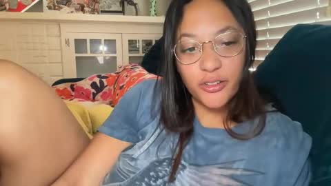 RIRI OR DREAMY online show from May 3, 3:51 pm