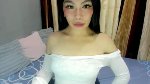 Snapshot of dripqueenxoxo chatting on December 18, 2:12 pm miss. Erika online show from December 18, 2:12 pm