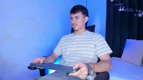 Snapshot of dustin_falcon chatting on February 3, 7:52 pm Dustin online show from February 3, 7:52 pm