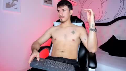 Snapshot of dustin_falcon chatting on February 9, 8:13 pm Dustin online show from February 9, 8:13 pm