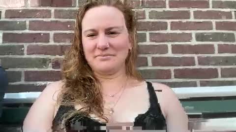 Snapshot of dutchfarmgirl chatting on September 28, 1:05 pm Dutchfarmgirl online show from September 28, 1:05 pm