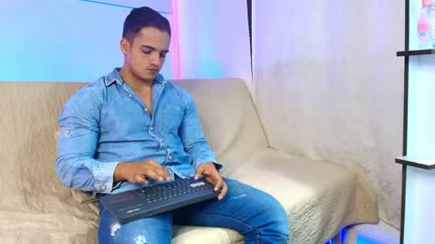 dwayne_esteven10 online show from June 7, 8:45 pm