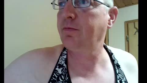 Snapshot of dwtsaskia80 chatting on October 6, 5:43 pm dwtsaskia80 online show from October 6, 5:43 pm