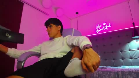 dyla_n18_ online show from January 10, 7:37 pm