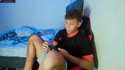 Snapshot of dylan_yvt chatting on January 18, 6:39 am yohe online show from January 18, 6:39 am