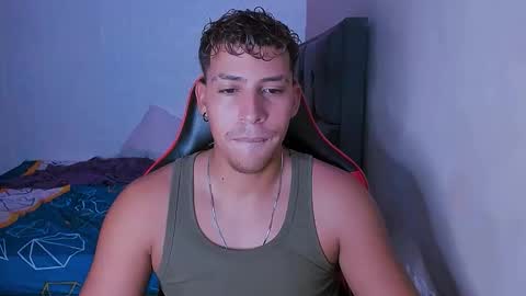 Snapshot of dylan_yvt chatting on April 2, 10:40 pm yohe online show from April 2, 10:40 pm