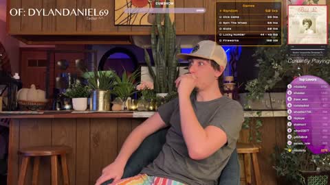 Snapshot of dylandaniel69 chatting on December 1, 11:47 pm Dylan Daniel 7.8 online show from December 1, 11:47 pm