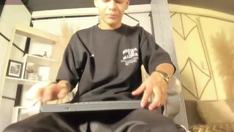 dylanroyce_ online show from May 7, 1:38 pm