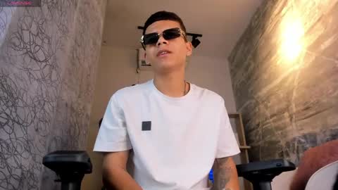dylanroyce_ online show from May 18, 12:33 pm