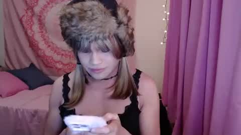Snapshot of e11aquinn chatting on May 16, 5:37 am Ella online show from May 16, 5:37 am