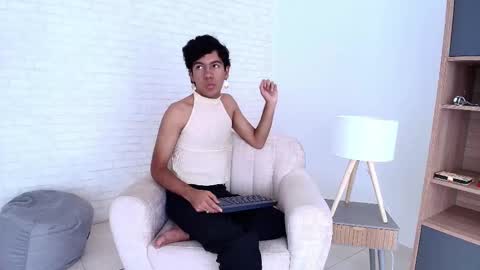 Snapshot of e_r_o_s_ chatting on October 9, 8:07 pm John online show from October 9, 8:07 pm