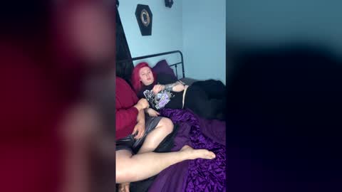 Snapshot of eandjserotica chatting on April 8, 12:43 am EandJ Erotica online show from April 8, 12:43 am