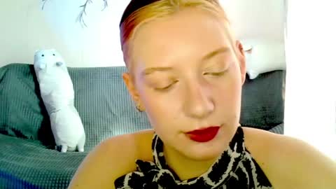 Snapshot of earn_my_lily chatting on April 17, 7:33 am Lily online show from April 17, 7:33 am