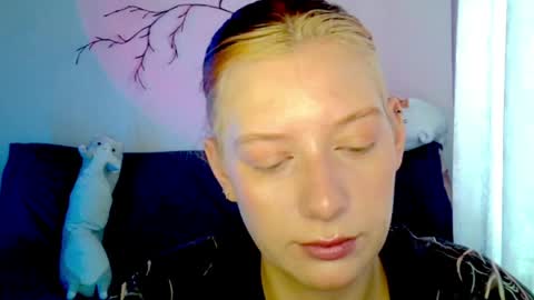 Snapshot of earn_my_lily chatting on April 18, 7:01 am Lily online show from April 18, 7:01 am