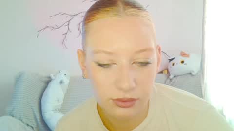 Snapshot of earn_my_lily chatting on April 22, 7:22 am Lily online show from April 22, 7:22 am