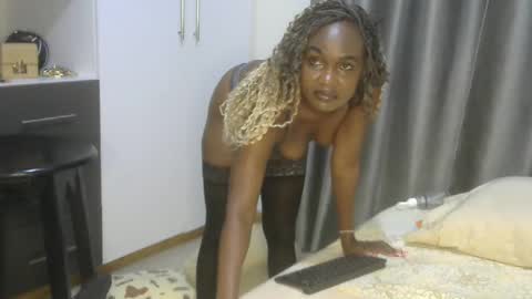 Snapshot of east_queen chatting on January 9, 10:52 pm east_queen online show from January 9, 10:52 pm
