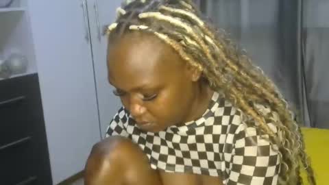 Snapshot of east_queen chatting on January 18, 10:17 am east_queen online show from January 18, 10:17 am