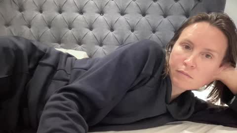 Nadia Ferreira  online show from October 4, 6:50 pm