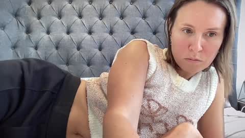 Nadia Ferreira  online show from October 15, 8:47 am