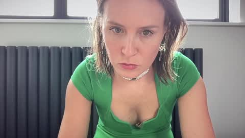 Nadia Ferreira  online show from October 18, 10:05 am