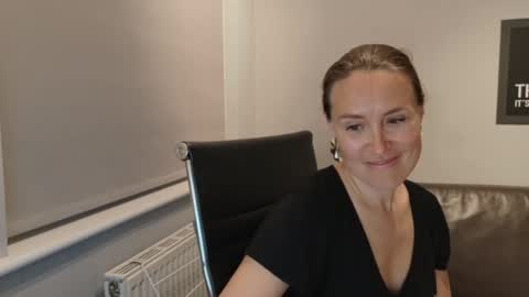 Nadia Ferreira  online show from May 18, 8:58 pm