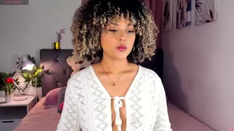 Snapshot of ebony_curly2 chatting on August 6, 10:22 pm isa online show from August 6, 10:22 pm
