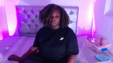 Snapshot of ebony_neighbormoans chatting on October 9, 3:15 am LINA online show from October 9, 3:15 am