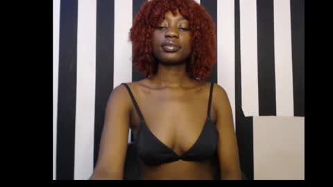 Snapshot of ebony_petitequeen chatting on October 1, 12:33 pm Ella online show from October 1, 12:33 pm