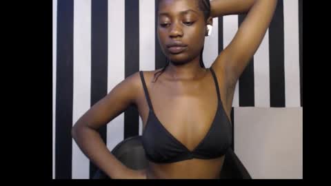 Snapshot of ebony_petitequeen chatting on October 7, 1:03 am Ella online show from October 7, 1:03 am