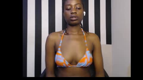 Snapshot of ebony_petitequeen chatting on October 13, 1:05 am Ella online show from October 13, 1:05 am