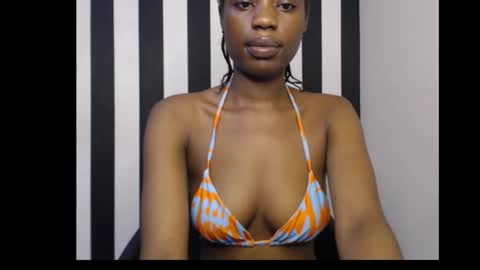 Snapshot of ebony_petitequeen chatting on October 15, 8:42 pm Ella online show from October 15, 8:42 pm