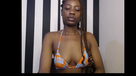 Snapshot of ebony_petitequeen chatting on October 30, 9:44 am Ella online show from October 30, 9:44 am