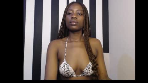 Snapshot of ebony_petitequeen chatting on October 31, 10:33 pm Ella online show from October 31, 10:33 pm