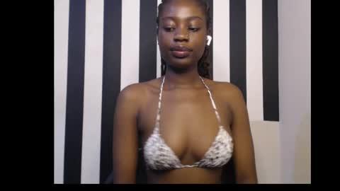 Snapshot of ebony_petitequeen chatting on November 7, 11:43 am Ella online show from November 7, 11:43 am
