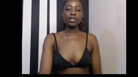 Snapshot of ebony_petitequeen chatting on November 12, 11:36 pm Ella online show from November 12, 11:36 pm