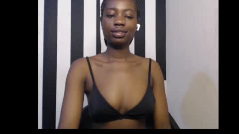 Snapshot of ebony_petitequeen chatting on November 30, 8:51 am Ella online show from November 30, 8:51 am