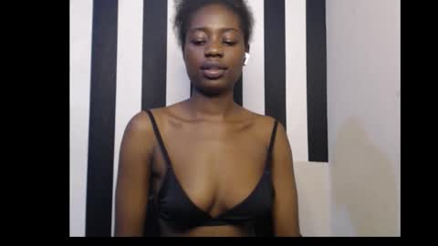 Snapshot of ebony_petitequeen chatting on December 17, 1:00 am Ella online show from December 17, 1:00 am