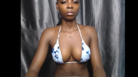 Snapshot of ebony_petitequeen chatting on March 7, 7:16 am Ella online show from March 7, 7:16 am