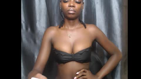 Snapshot of ebony_petitequeen chatting on March 13, 9:10 pm Ella online show from March 13, 9:10 pm