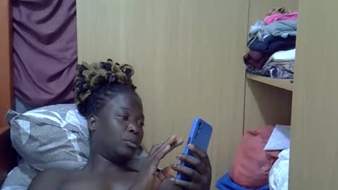 Snapshot of ebonydora chatting on October 19, 3:01 pm ebonydora online show from October 19, 3:01 pm