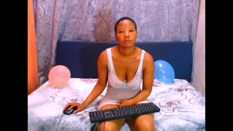 Snapshot of ebonyfirexx chatting on September 18, 6:15 am Life online show from September 18, 6:15 am