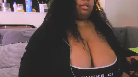 Snapshot of ebonygoddesskira chatting on January 3, 4:16 pm Ebony Goddess Kira online show from January 3, 4:16 pm