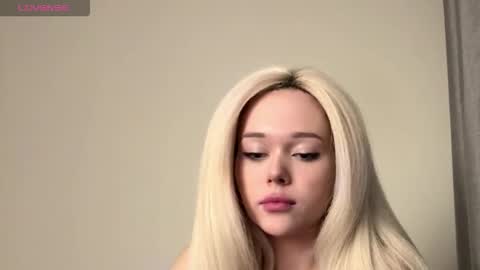 Mia online show from March 28, 7:13 pm