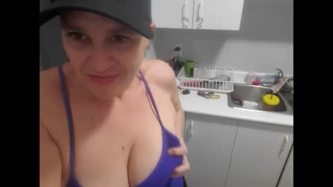 Snapshot of edgeofinsanity13 chatting on February 26, 8:33 pm Angel online show from February 26, 8:33 pm
