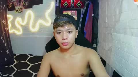 Snapshot of edrianburca052 chatting on November 10, 10:53 pm urasian chub online show from November 10, 10:53 pm